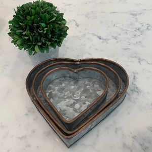 Set of 3 galvanized heart trays